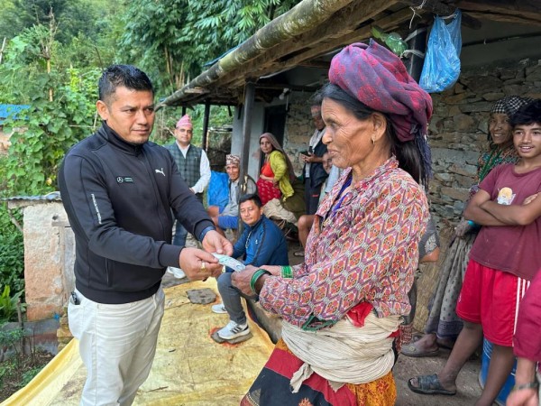 लिखु तामाकोशी गाउँपालिका कमिटी एमालेले गरे पहिराे पीडितलाइ आर्थीक सहयोग