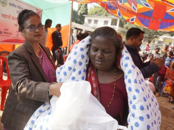 मेटलाईफ र फरवार्ड नेपालद्वारा न्यानोकपडा वितरण।