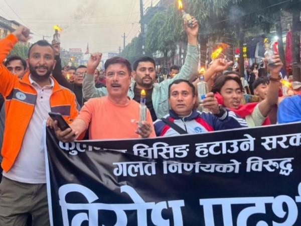 घिसिङलाई हटाउने सरकारकाे निर्णय बिरूद्व वाईसीएलकाे विभिन्न ठाउँमा विराेध प्रदर्शन ।