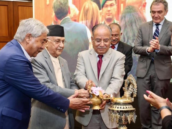 एउटै मञ्चमा तीन शिर्ष नेता ओली ,देउवा र प्रचण्ड ।