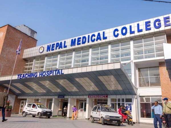 नेपाल मेडिकल कलेजमा  चिकित्सकाे माग ।