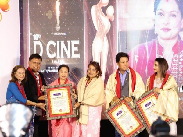 रेखा फिल्मस् छायाँछवि  चलचित्र पत्रकारिता पुरस्कार बाट सञ्चारकर्मी अधिकारीलाई सम्मान  ।