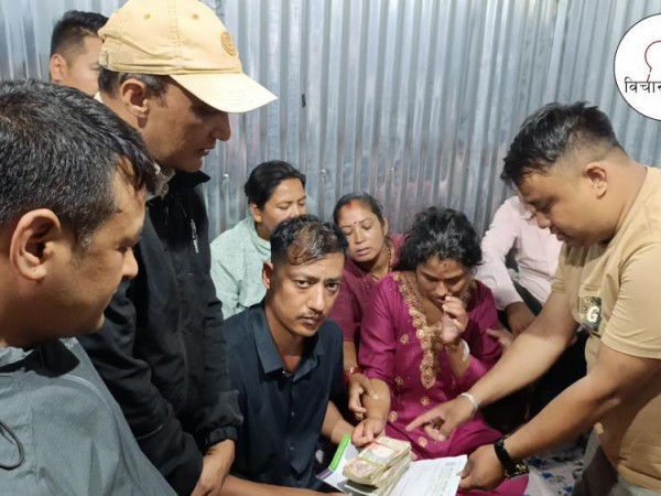 मष्तिक राेग बाट ग्रसित श्रेष्ठलाई गाेठगाउँ सराेकार समाजकाे पहलमा छ लाख भन्दा बढि आर्थिक सहयाेग हस्तान्तरण ।