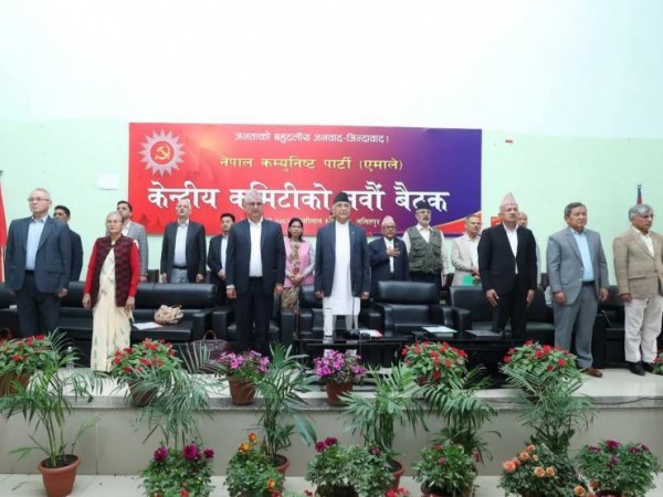 हिजाे बाट सुरू भएकाे एमालेको नवाै केन्द्रीय कमिटीको बैठक आज पनि  जारी ,अधिकांश वक्ताहरूकाे माग ओलीलाईनै निरन्तरता दिनुिर्ने ।