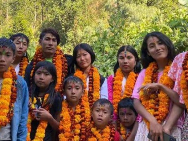 सिन्धुलीकाे गाेलन्जाेर बाट बेपत्ता भएका हायु परिवार पाेखरामा भेटियो ।