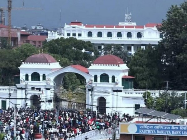 प्रदर्शनकारीहरू  सिंहदरबार प्रवेश सिंसात्मक बन्दै आन्दोलन ।