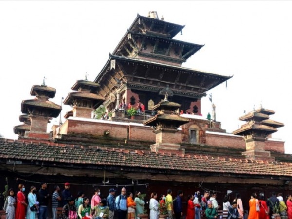 सर्वसाधारणकाे लागि वर्षकाे एक दिन मात्रै खाेलिने तलेजु भवानीकाे मन्दिरमा श्रद्धालुहरूकाे भिडभाड ।