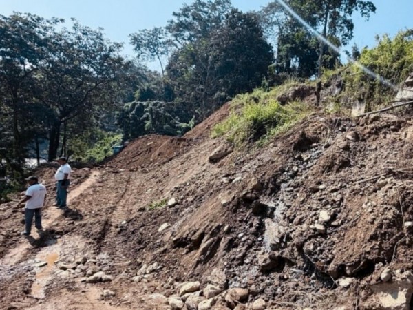 दुई दिन देखि निरन्तर परेकाे झरिले मेची राजमार्गअन्तर्गत इलाम–राजदुवाली सडकखण्ड अवरुद्ध ।