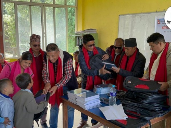 समाजसेवी श्रेष्ठ द्वारा श्री विश्वामित्र गणेश मा.वि.का एक सय विद्यार्थीहरूलाई स्कुुल व्याग वितरण ।
