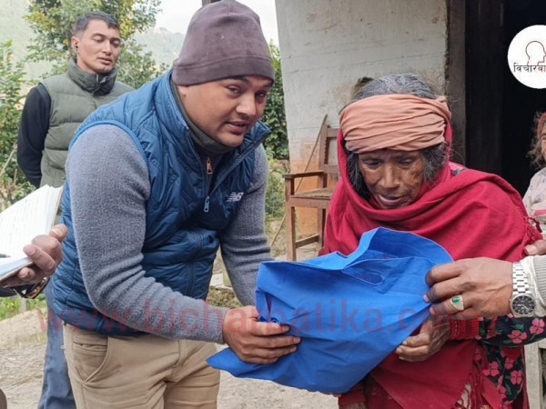 सराेकार समाजले टाेल-टाेलमा पुगेर गरे १०४ जना जेष्ठ नागरिकहरू लाई न्यानाे कपडा वितरण ।