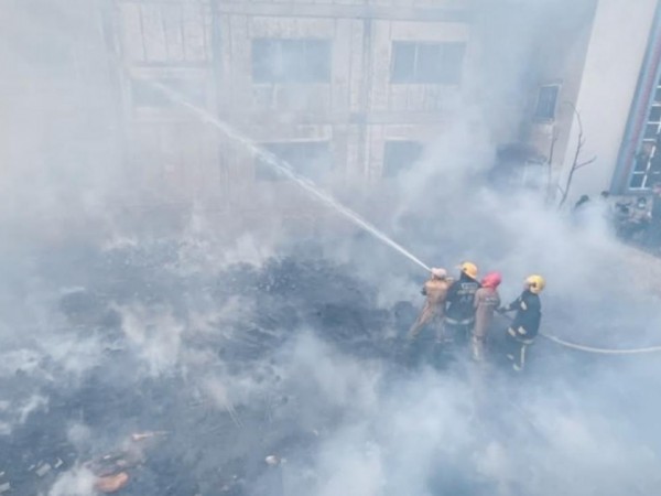 आज दिउसाे सिनामंगलस्थित काठ गाेदाममा भीषण आगलागी ।