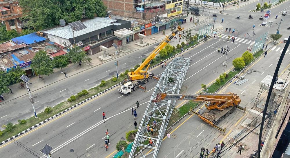 क्रेनको सहायताले वानेश्वरमा आकाशे पुल राखिँदै