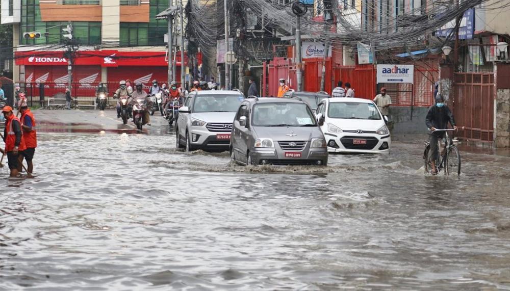 सिंहदरबार छेउको सडक जलमग्न 