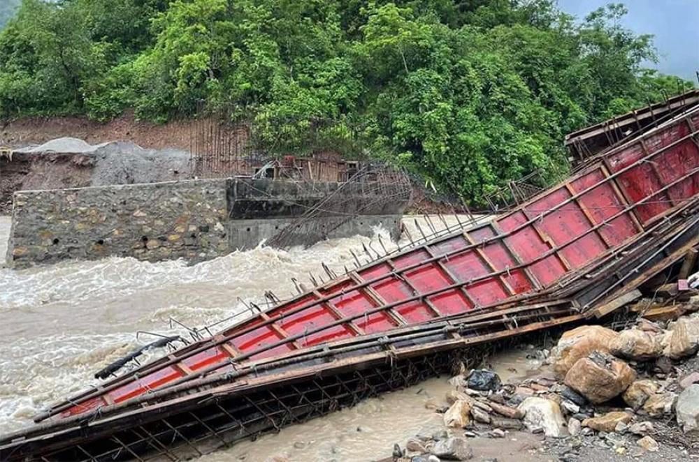 बाढीले नवलपरासी पूर्वमा निर्माणाधीन पुल बगायो