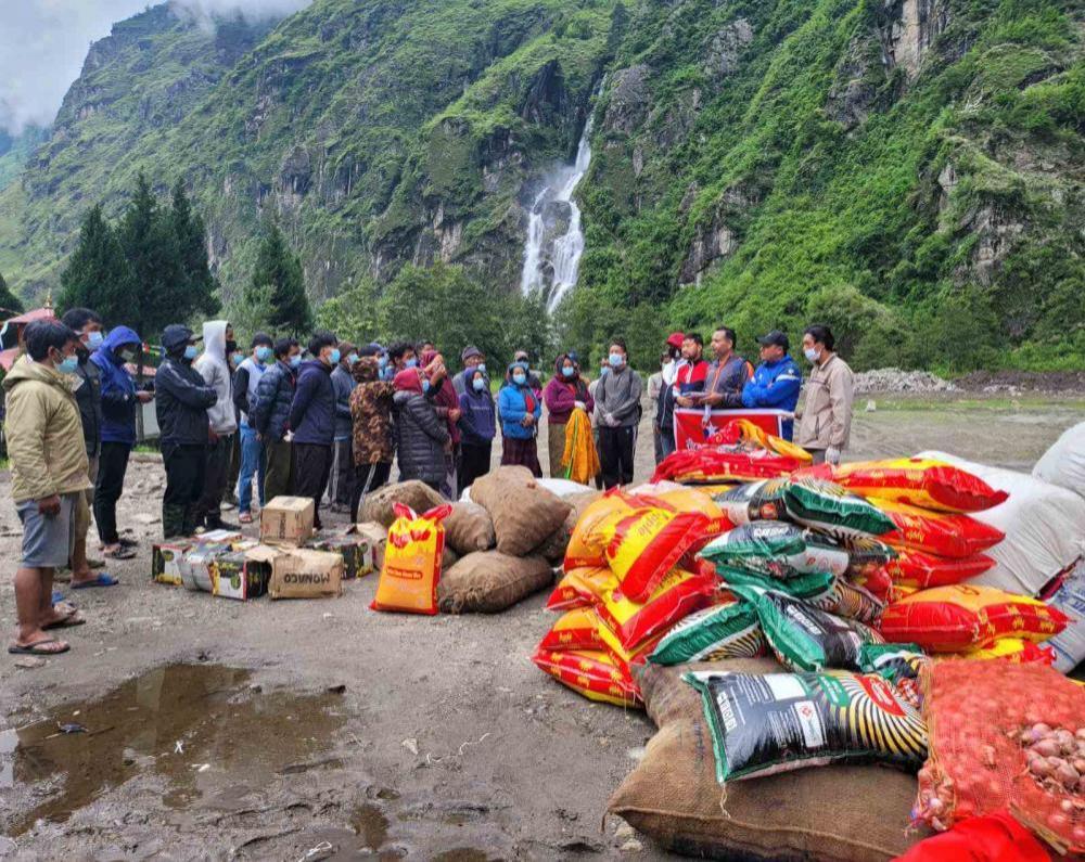 सेनाद्धारा मनाङका बाढीपीडितलाई राहत वितरण 