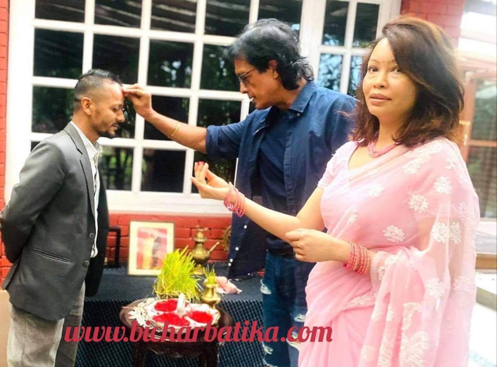 राजेश हमालको हातबाट टीका थाप्न पुगे निर्माता सिंह