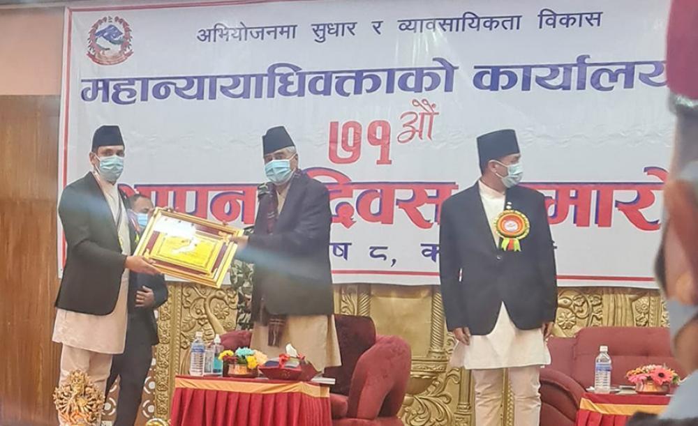 रेग्मीलाई सर्वोत्कृष्ट वकिलको पुरस्कार