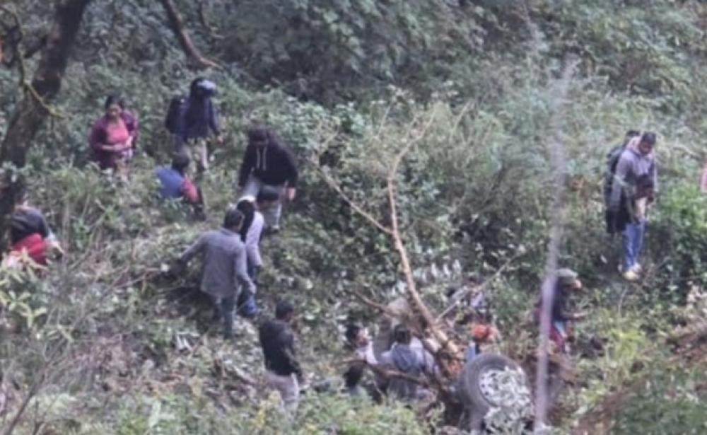 सुर्खेत जाँदै गरेकाे बस रातानाङ्लामा दुर्घटना , चार जनाकाे मृत्यु छबिस जना घाइते ।