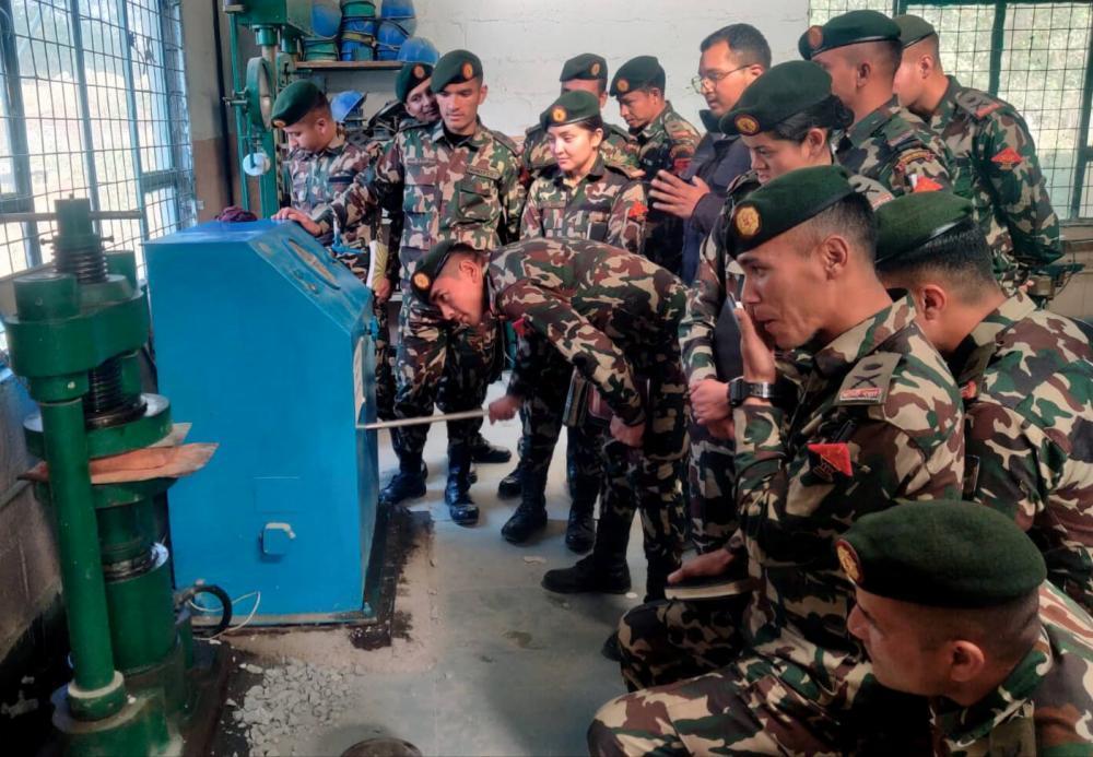 नेपाली सेनाका इन्जिनियरहरु नेपाल इन्जिनियरिङ कलेजमा।