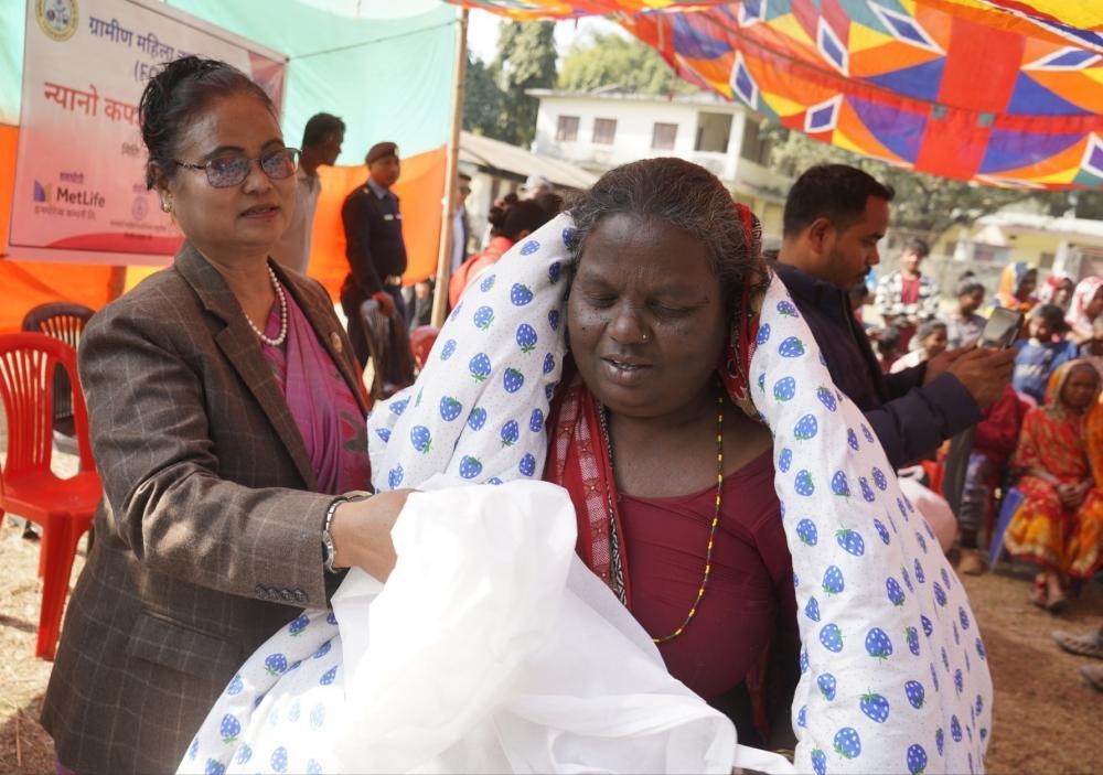 मेटलाईफ र फरवार्ड नेपालद्वारा न्यानोकपडा वितरण।