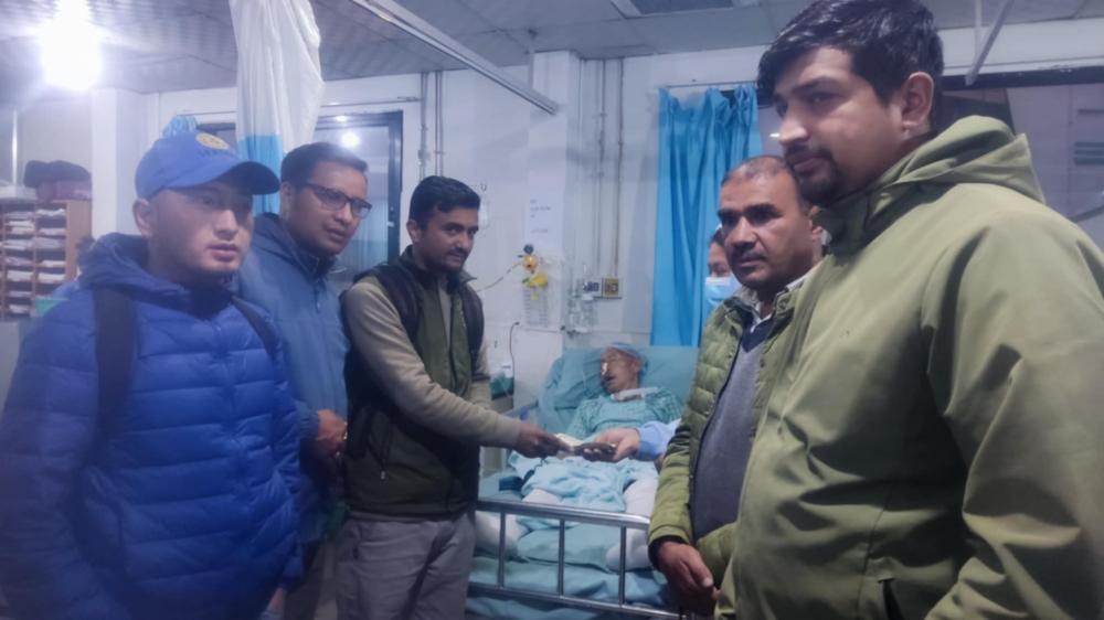 रामेछाप - काठमाडौं सम्पर्क मञ्चको पहलमा संकलित आर्थिक सहयाेग तामाङलाई हस्तान्तरण ।