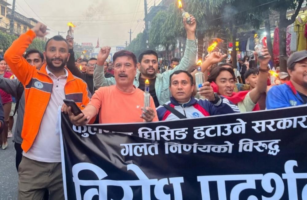 घिसिङलाई हटाउने सरकारकाे निर्णय बिरूद्व वाईसीएलकाे विभिन्न ठाउँमा विराेध प्रदर्शन ।