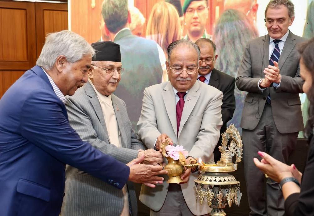 एउटै मञ्चमा तीन शिर्ष नेता ओली ,देउवा र प्रचण्ड ।