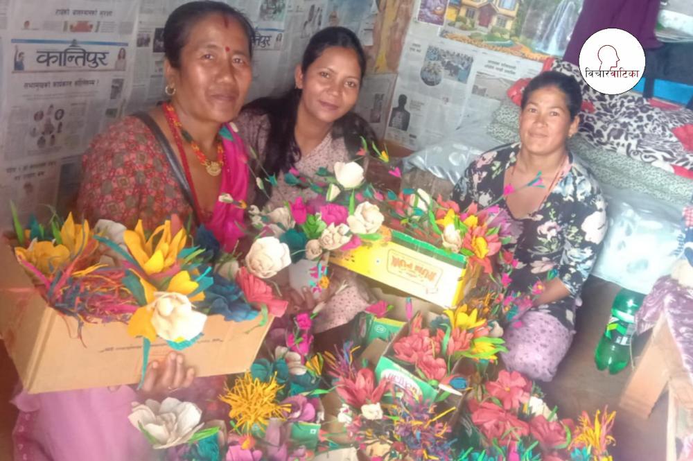 रामेछाप नगरपालिकाले गृहिणी महिलाहरूलाई सीपमूलक तालिम दिदै ।