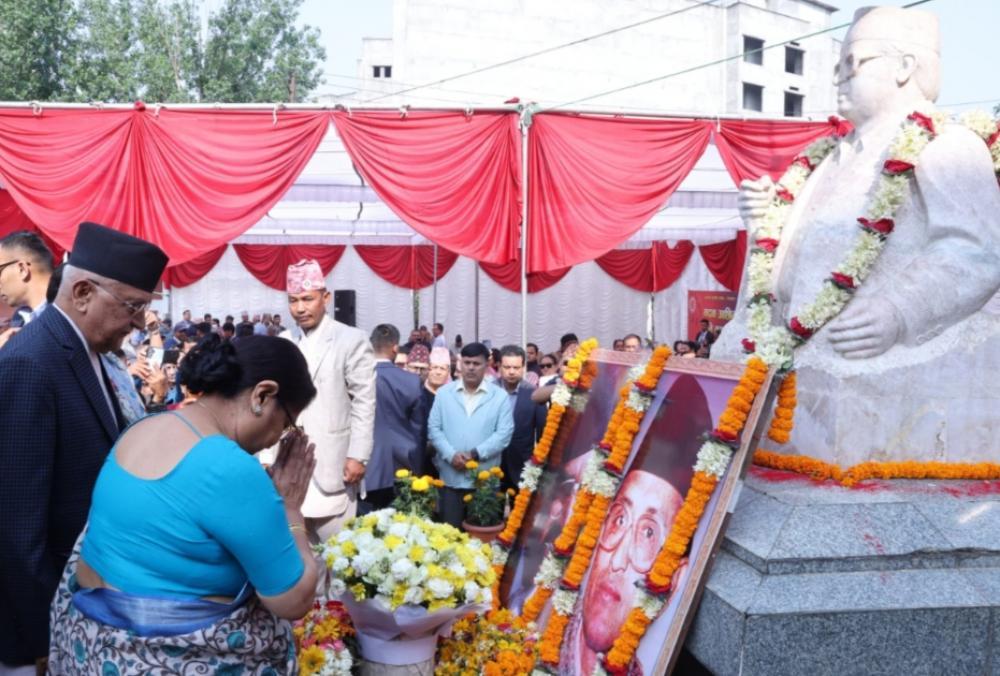 ३२औं मदन आश्रित स्मृति दिवसमा प्रधानमन्त्री ओली द्वारा मदन आश्रितकाे शालिकमा माल्यार्पण ।
