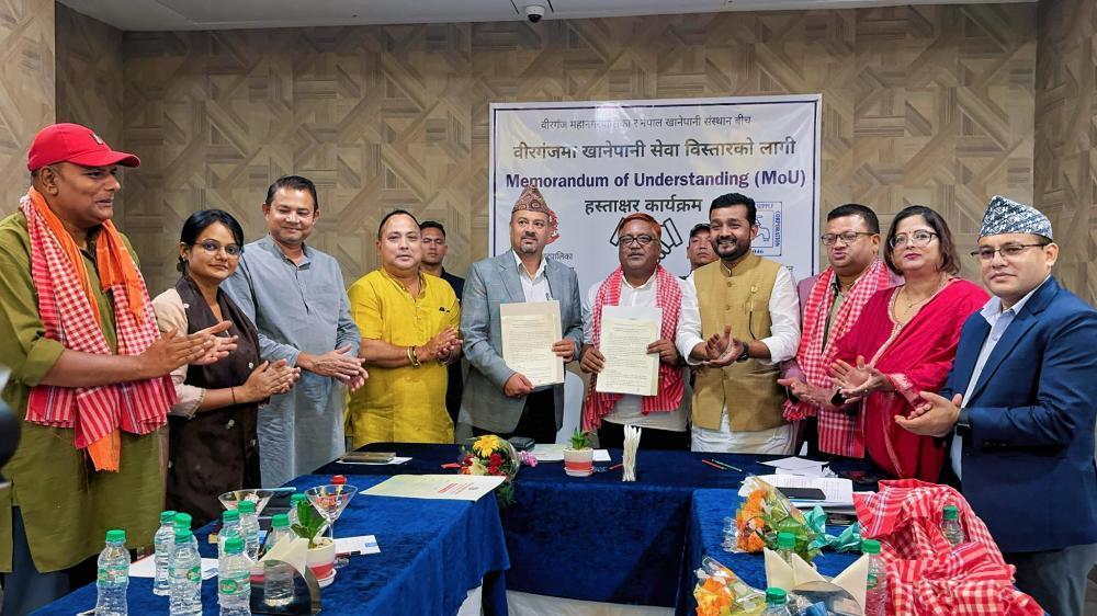 मन्त्री यादवकाे उपस्थितिमा नेपाल खानेपानी संस्थान र वीरगञ्ज  महानगरपालिका बिच  महत्त्वपूर्ण समझदारी पत्रमा हस्ताक्षर ।