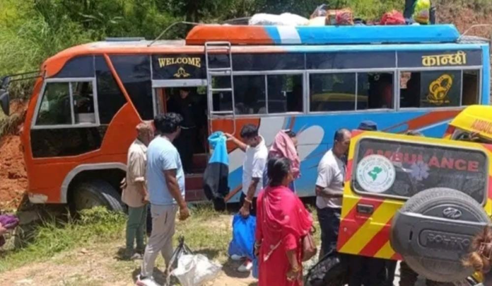 रामेछापबाट काठमाडौं आउदै  गरेको बस दुर्घटना हुदा २३ जना घाईते ।