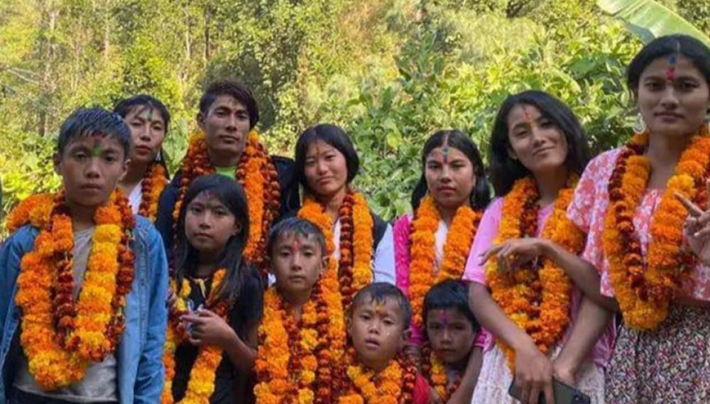 सिन्धुलीकाे गाेलन्जाेर बाट बेपत्ता भएका हायु परिवार पाेखरामा भेटियो ।