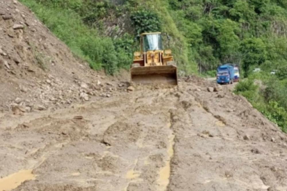 सडकमा लेदो थुप्रिएपछि मध्यपहाडी लाेकमार्ग सिन्धुलीमा अवरुद्ध  ।