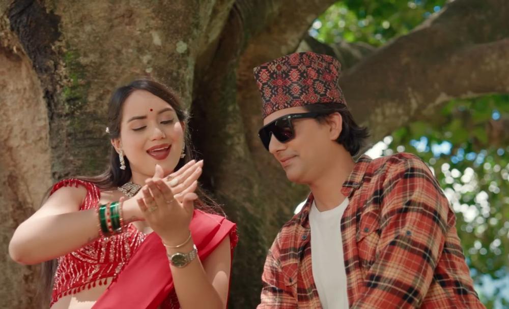 रेग्मी , हमाल र सापकोटाको स्वरमा हरियाे हरियाे चुरि हरियाे तिज गित सार्वजनिक ।