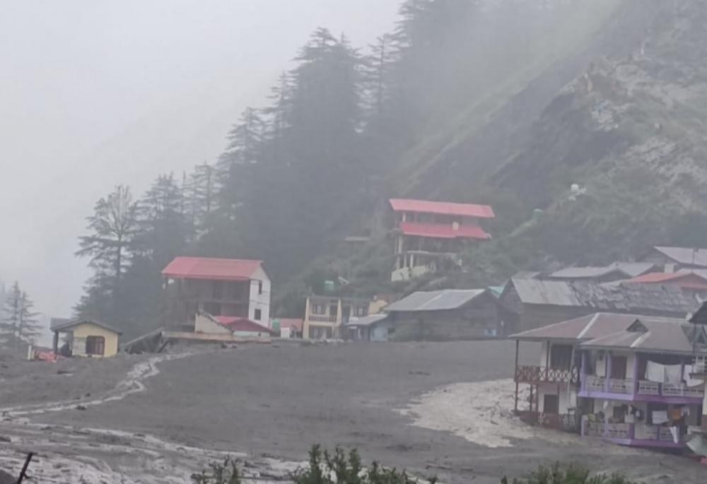 भारतकाे उत्तराखण्ड पहाडी नगरमा आएकाे विनाशकारी बाढीले पचास जनाभन्दा बढि अझै सम्पर्क विहीन ।