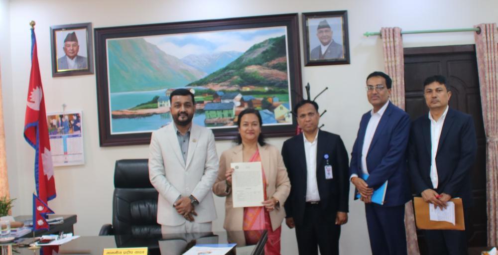 खानेपानीमन्त्री यादव र सचिव इ.प्रमिलादेवि शाक्य बिच नयाँ आर्थिक वर्षको लागि कार्यसम्पादन सम्झाैता आदानप्रदान ।