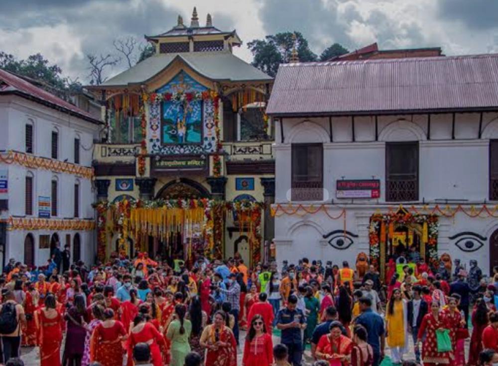 तिजमा पशुपतिमा दर्शन गर्न आउने भक्तजनहरूकाे लागि बिहानै देखि पशुपतिकाे चारै ढाेका खुल्ला ।