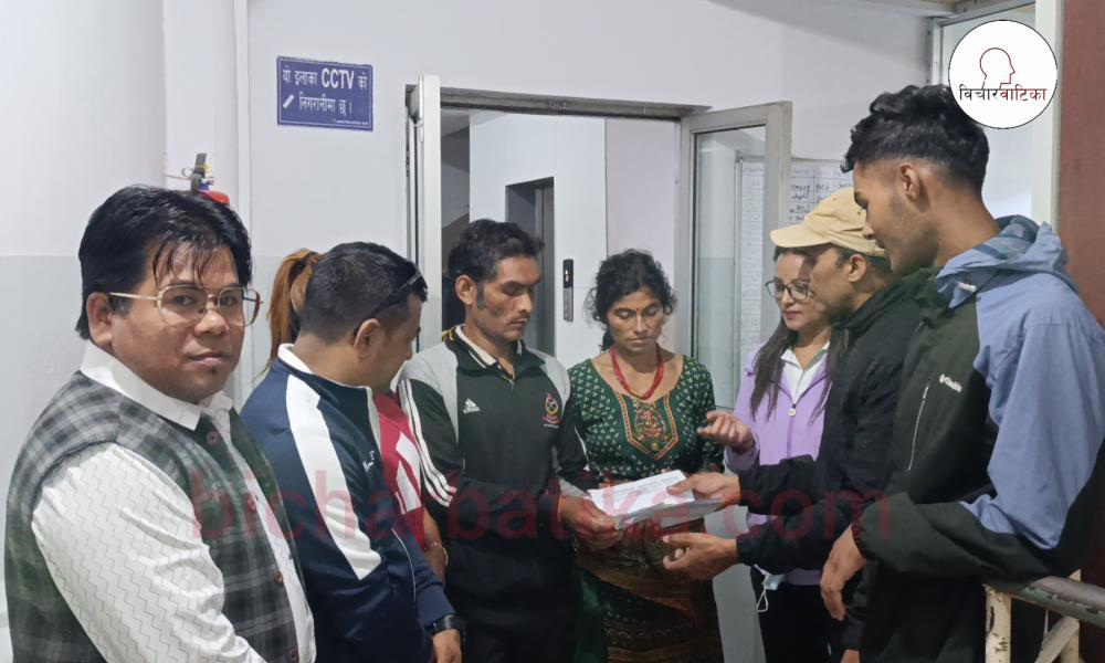 बिषालु किराले टाेकेर गम्भीर बिरामी परेकाे  कठायतलाई गाेठगाउँ सराेकार समाजकाे पहलमा पचासी हजार दुई सय सत्तरी रूपैयाँ आर्थिक सहयाेग रकम हस्तान्तरण ।