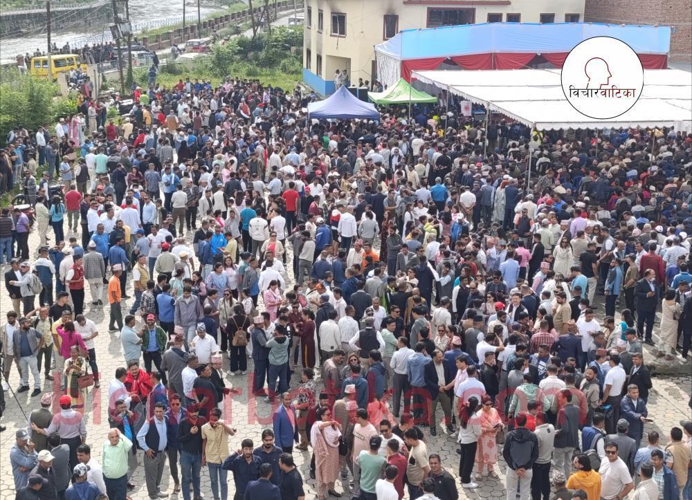 हजारौंको उपस्थितिमा एमालेद्वारा आयाेजीत संविधान दिवस कार्यक्रम सम्पन्न ।