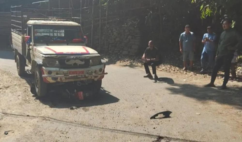 माेटरसाइकल र टाटामाेबाइल गाडी एक आपसमा ठाेकीदा माेटरसाइकल चालक  घाइते ।