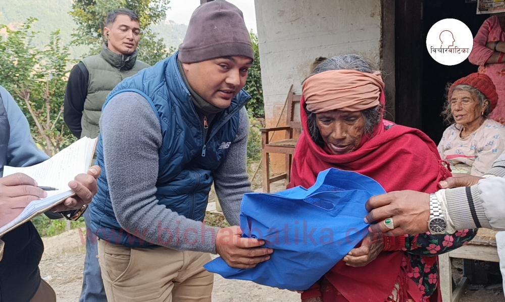 सराेकार समाजले टाेल-टाेलमा पुगेर गरे १०४ जना जेष्ठ नागरिकहरू लाई न्यानाे कपडा वितरण ।