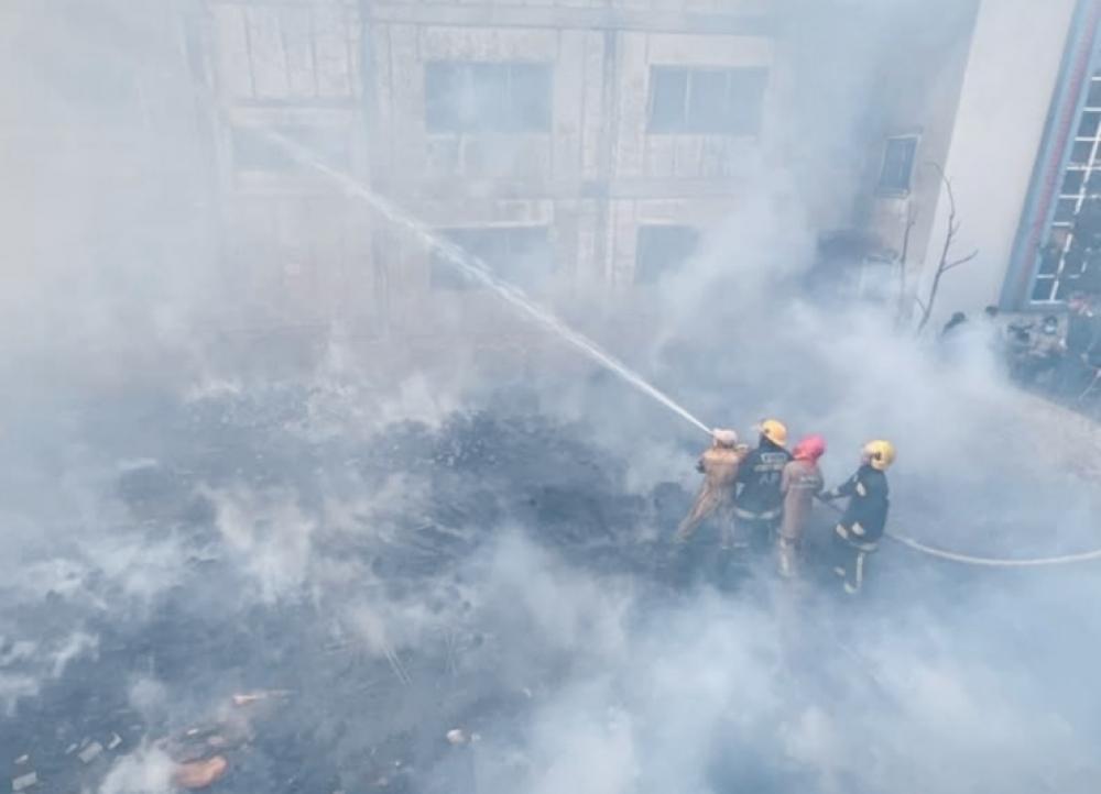आज दिउसाे सिनामंगलस्थित काठ गाेदाममा भीषण आगलागी ।