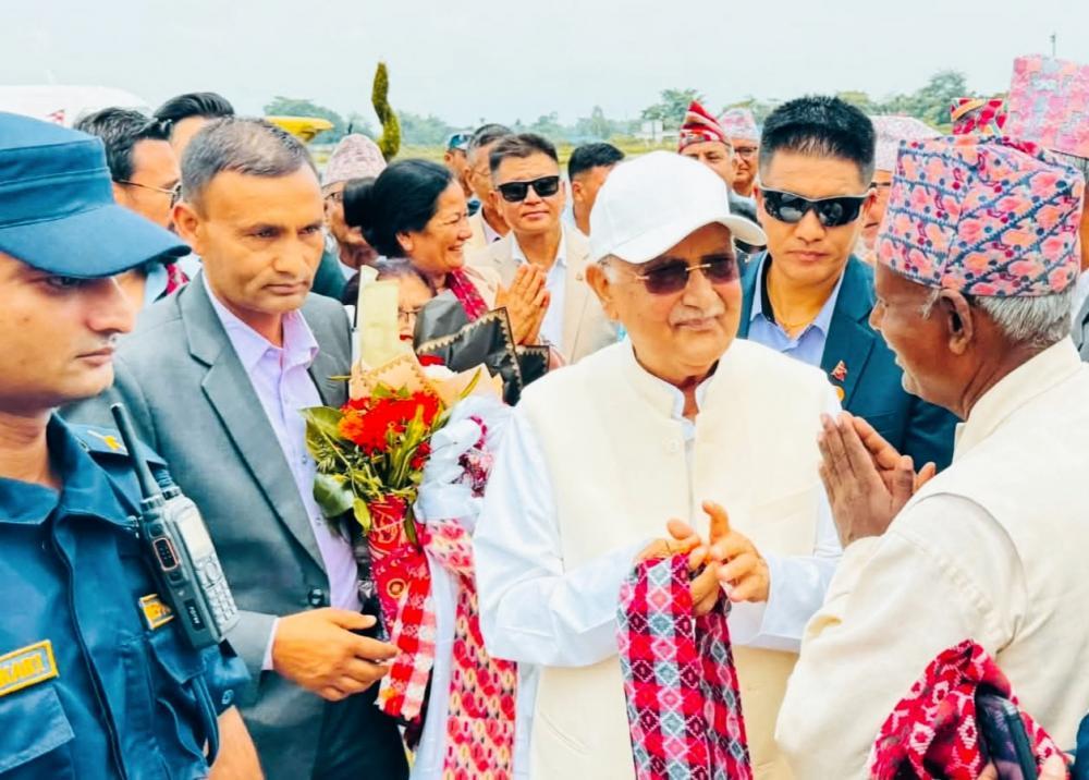 एमाले अध्यक्ष ओली निर्वाचनपछि पहिलो चाेटी पुगे गृहजिल्ला झापामा ।